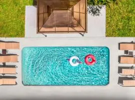 6 Bedrooms, Two Villas, Heated Pool, 2mil to Downtown
