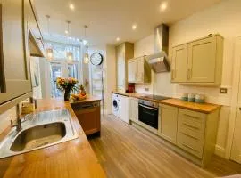 Blackpool - 4 Beds - Sleeps 10 - Pet Friendly