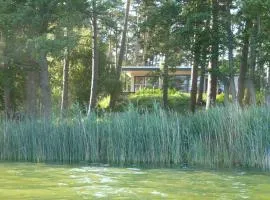 Luxus-Ferienhaus direkt am See, naturnaher Komfort in modernem Stil