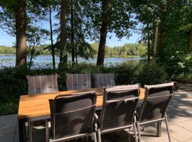 Forest lakehouse with Breathtaking Sauna, hotel pantai di Lanaken