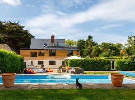 Stunning 5BR Home with Pool - 5 min to Beach, hotel i West Wittering