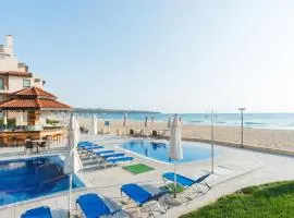 Aparthotel - Apartment with a large terrace and direct access to the sea