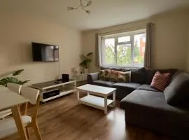 Serene 2 Bedroom Flat Free Off-Street Parking Large SUV Close to Tube