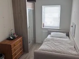 Private single bedroom in beautiful house