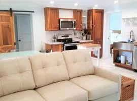 Romantic Secret Garden - Marble Floors & Bath DT Just 2 Blocks Beach Only 3 Miles