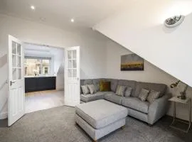 2-Bed Apartment Sleeps 5 - Near Royal Alexandria Hospital - Free Parking & Longs Stays Available