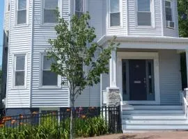 Peaceful Oasis on Munjoy Hill 1st flr 3BR parking