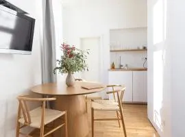 Ella's River Apartment
