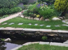 Peaceful Oasis on Munjoy Hill 2nd flr 3BR parking, hotel v destinaci Portland