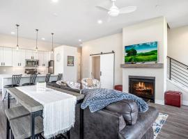 Cozy Downtown Condo with Jacuzzi 5 Min to Resort，冬季公園的分租公寓