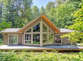 Coffee Time Cabin | Hot Tub, Wifi, Grill, hotelli kohteessa Packwood