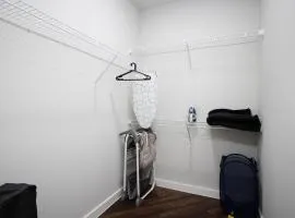 Relaxing 1BR w Pool-Parking, Near Rvrwlk-Conv Ctr