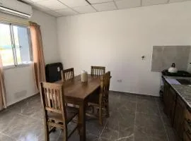 Depto en planta baja con Aire acondicionado a 500m de la ruta - Camas individuales