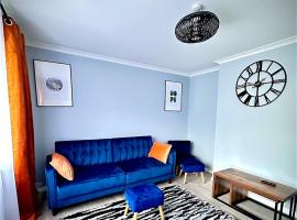 Cozy 2BR Stay Free Parking & Wi-Fi Work or Leisure、Horsellのシャレー
