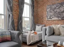 Chic Downtown Getaway - Fireplace & Soaking Tub - by Cross-Key Vacation Rentals