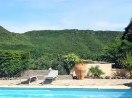 Maison charmante à Saint-Julien-de-la-Nef avec piscine partagée
