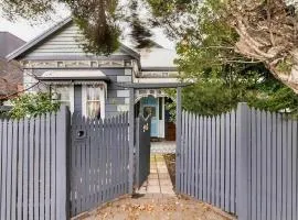 Victorian Ground FL Apartment, Pool, Sauna & BBall
