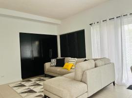 Chic Retreat BB, Bright, Gated 2BR Condo with pool and wifi, hotelli kohteessa Christ Church