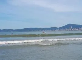 Amplo apartamento para aluguel diário numa das melhores praias de SC.