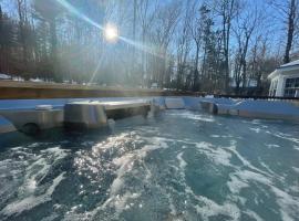 Peak2Creek- HotTub, Close to Mountain, Backyard!, ξενοδοχείο σε Killington