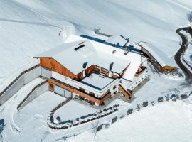 ALMRESIDENZ UNTERRAIN -1 km BY CAR DISTANCE SKI SLOPES KRONPLATZ, hotel in Valdaora