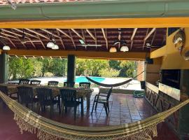 Casa con pileta a metros de la playa, khách sạn ở Ituzaingó