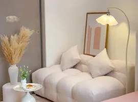 Lovely studio with balcony,5 mins to beach, Hanoi