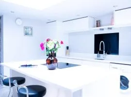 Luxury modern canal side cottage for families, couples, contractors and dog friendly in Lancashire sleeps 6