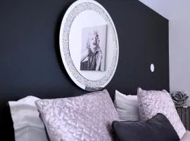 La Marilyn by Leslodgespa - Confort haut de gamme, salle de bain privée, jardin et cuisine commune, à 5 minutes de l'aéroport