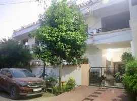 Budget-Friendly Udaipur Stay