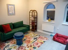 Modern 1-Bedroom Apartment in Slough with Parking