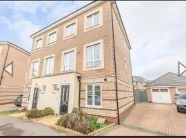 Kings Reach Slough nr Legoland and Ascot Stylish Homely House Sleeps Eight