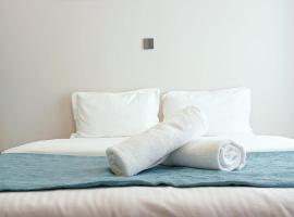 Nanic Homes Executive Studio، فندق مع مسابح في Marimbeti