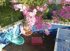 Studio indépendant terrasse entre mer et collines