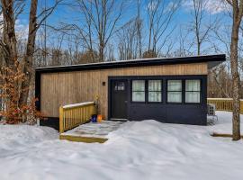 Modern Tiny Home Wraparound Deck, μικροσκοπικό σπίτι σε Great Valley