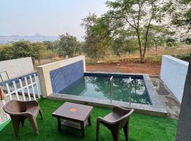Ivy Bliss Studio with Private Pool, B 09, Karjat, hotel v destinaci Karjat