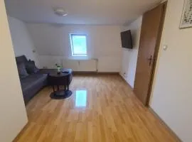 Seyfarthrooms - Monteurwohnung Crimmitschau 7 - voll ausgestattet, 2 Schlafzimmer, WLAN inklusive