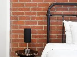 Cedar’s Condo - Modern Downtown Escape