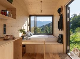 Tiny House auf Biofarm, hotel v destinaci Benken