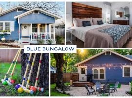 Blue Bungalow - Fire Pit Yard Games & more, hotel em Fredericksburg