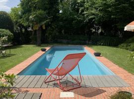 Chambre d'h&ocirc;tes option &eacute;tape pour professionnel, hotel com piscina em Morangis