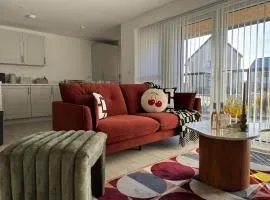 Modern & Elegant with Free Parking & Balcony