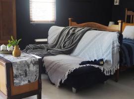 Charming Farm Cottage, hotel in McGregor