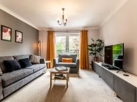 Stylish townhouse by the Quay with parking