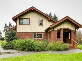 11 Mi to Olympic National Park Home with Deck!