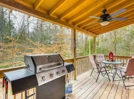 Deck and Fire Pit Smoky Mountain Cabin Hideaway!