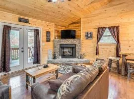 Deck and Fire Pit Smoky Mountain Cabin Hideaway!