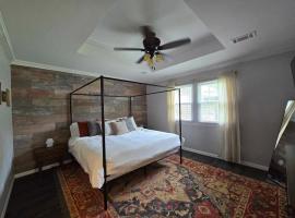 Pet Paradise on Main Fenced Yard Included, hotel v destinaci Calera