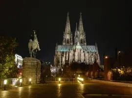 Köln Zentrum, direkt am Dom großes 3 Zimmer Studio 53 qm