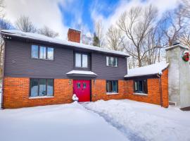 5 Mi to Skiing Home with Hot Tub and Patio!, ξενοδοχείο σε Killington